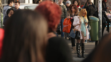 Oameni pe strada romani Bucuresti Romania GettyImages-163442601