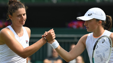 Irina Begu se salută după meci cu Iga Swiatek