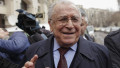ion iliescu vorbeste pe strada cu reporterii