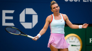 simona halep pe terenul de tenis